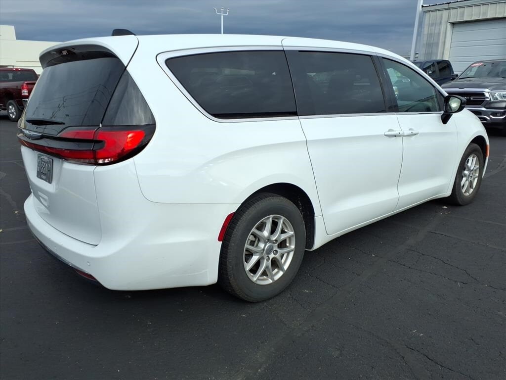 2025 Chrysler Pacifica photo 3