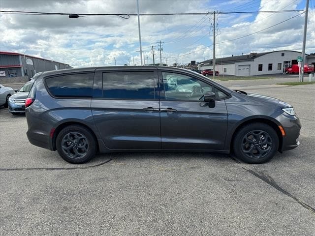 Used 2022 Chrysler Pacifica Hybrid Limited with VIN 2C4RC1S78NR160980 for sale in Monroe, WI