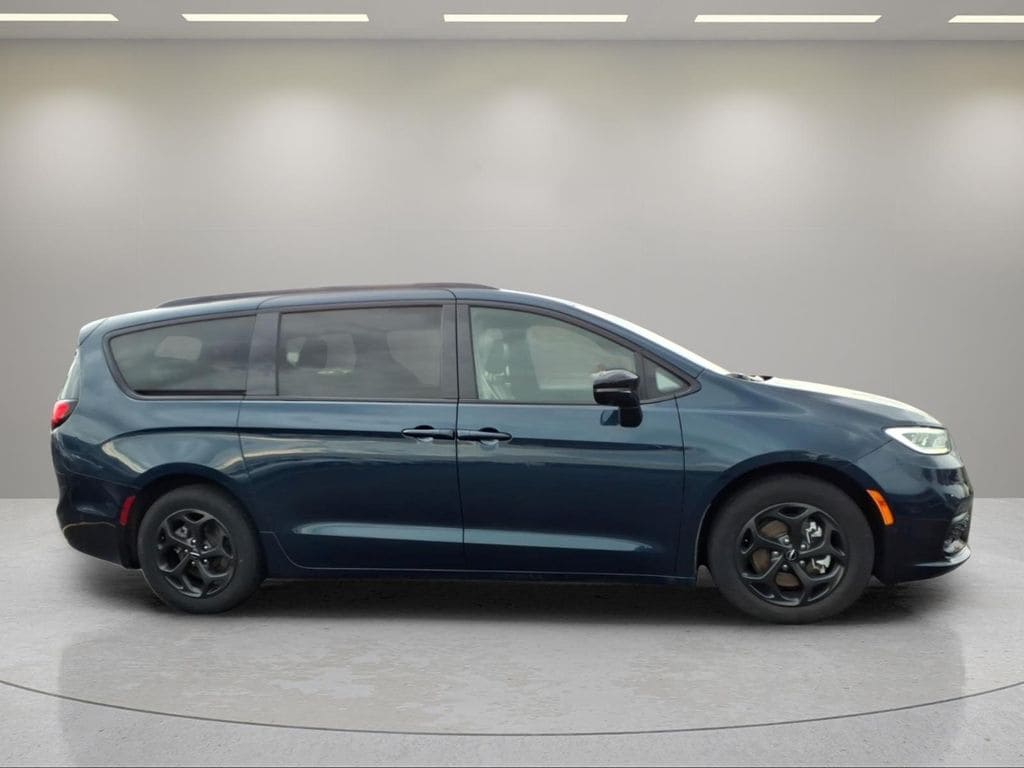 Used 2024 Chrysler Pacifica PHEV Select with VIN 2C4RC1S73RR102734 for sale in Monroe, WI