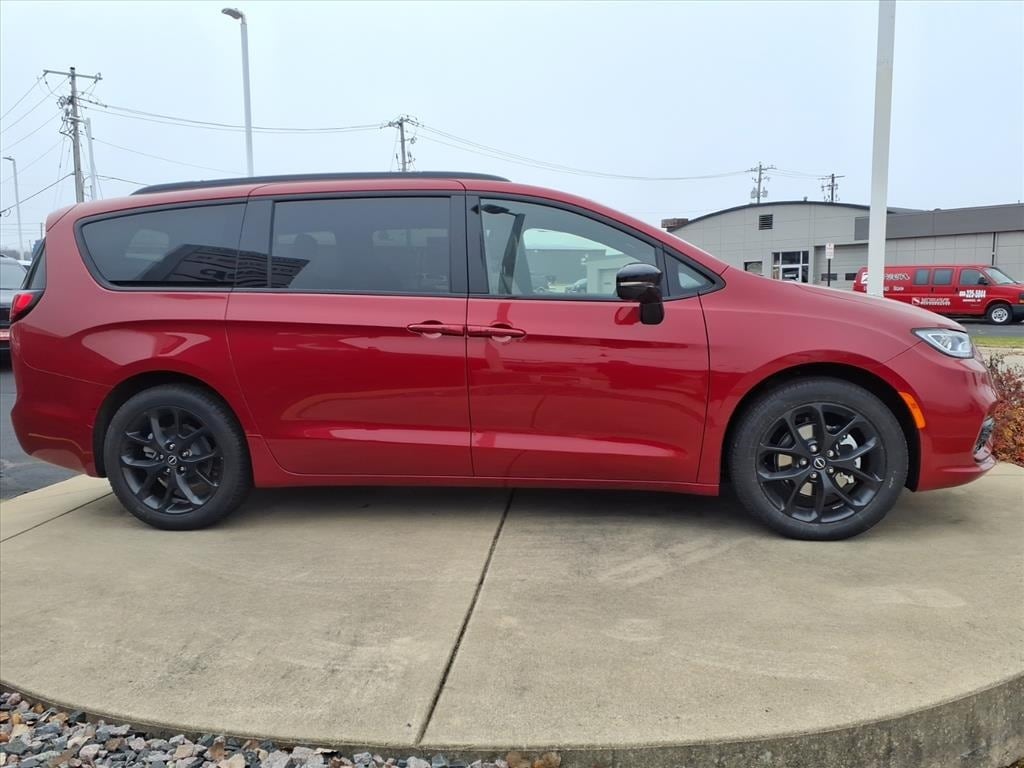 New 2026 Chrysler Pacifica LIMITED Passenger Van