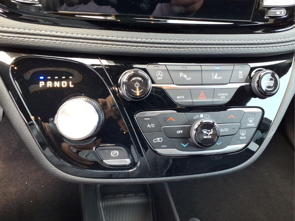 2026 Chrysler Pacifica Select - Photo 10
