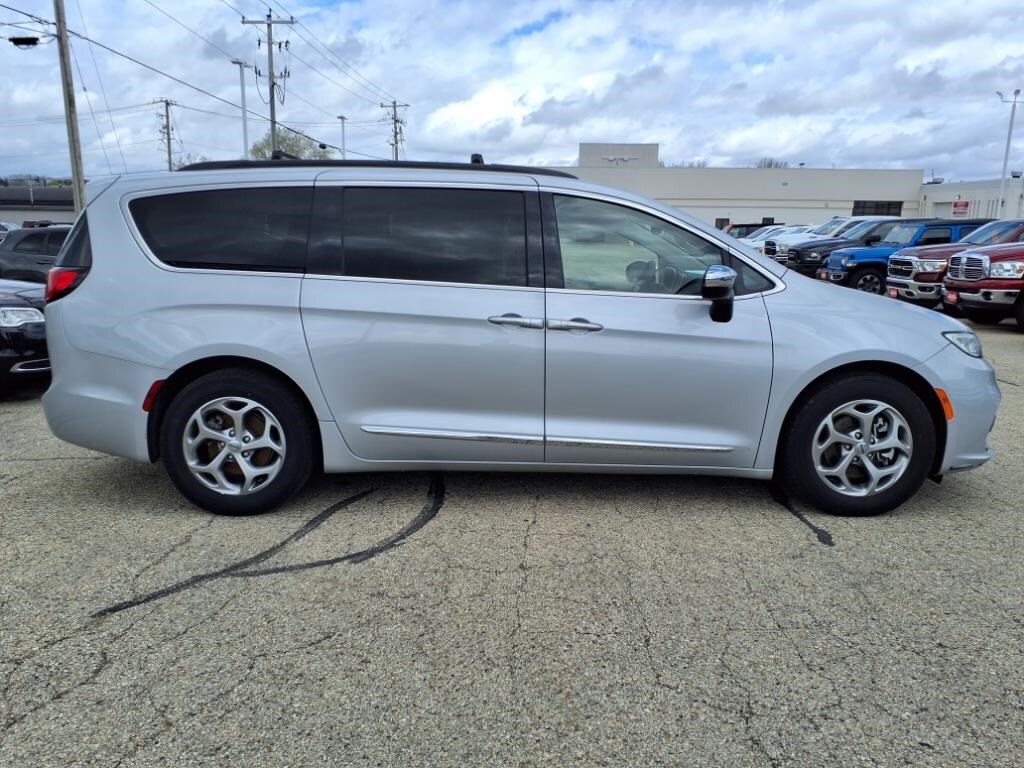 2023 Chrysler Pacifica Limited photo 2