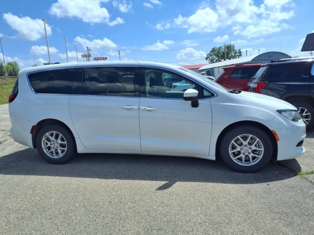 2022 Chrysler Voyager LX photo 2