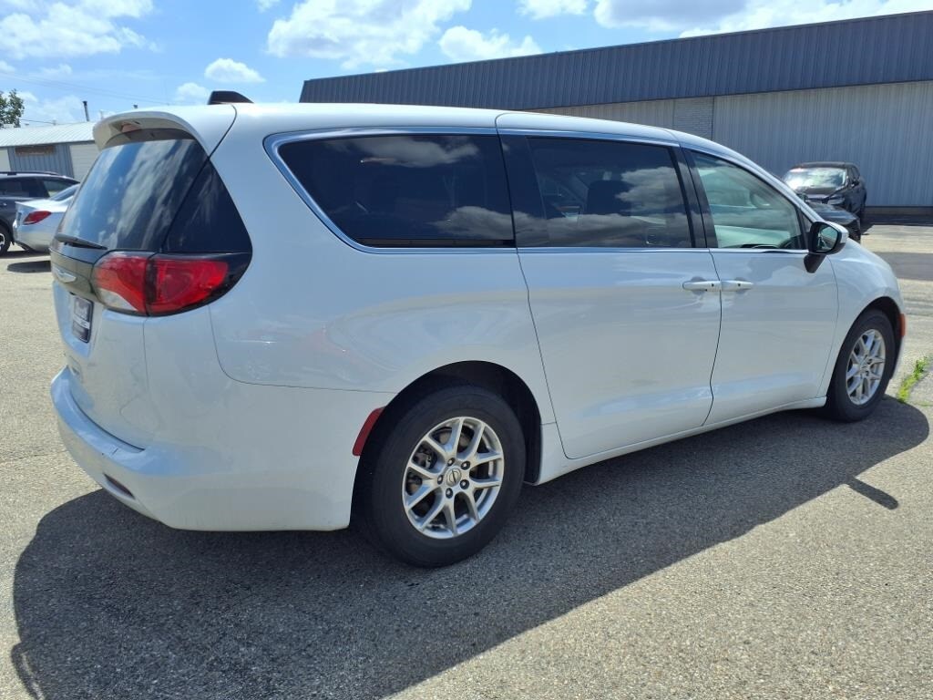 2022 Chrysler Voyager LX photo 3