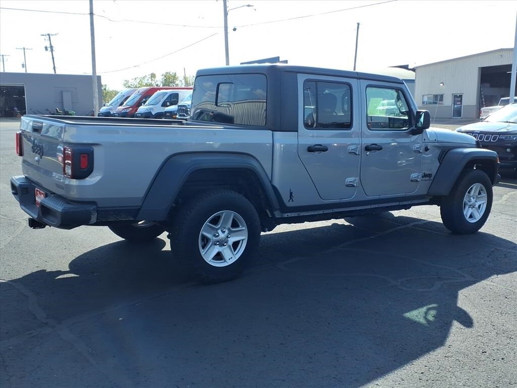 2020 Jeep Gladiator Sport photo 3