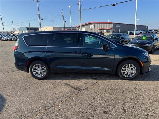 2025 Chrysler Pacifica photo 2