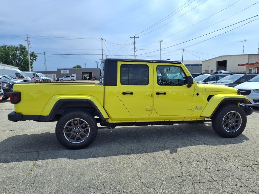 2023 Jeep Gladiator Overland photo 2