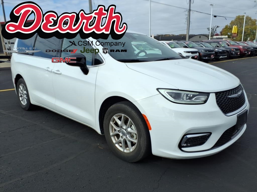 2025 Chrysler Pacifica Select's photo