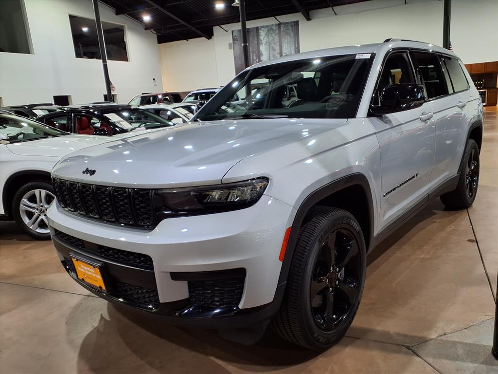 2023 Jeep Grand Cherokee Altitude photo 3