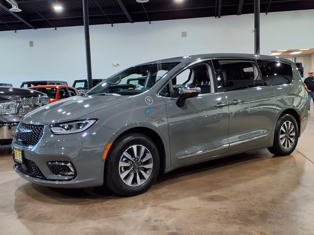 Used 2023 Chrysler Pacifica Plug-In Hybrid Limited Limited Mini-Van