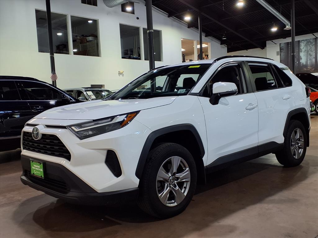2022 Toyota RAV4 XLE photo 3