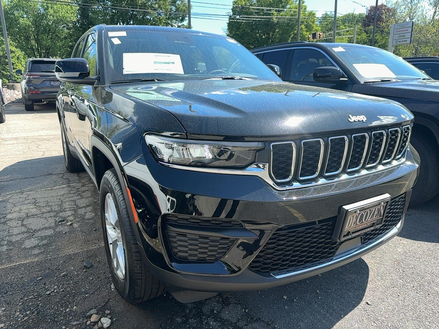 2025 Jeep Grand Cherokee Laredo X photo 2