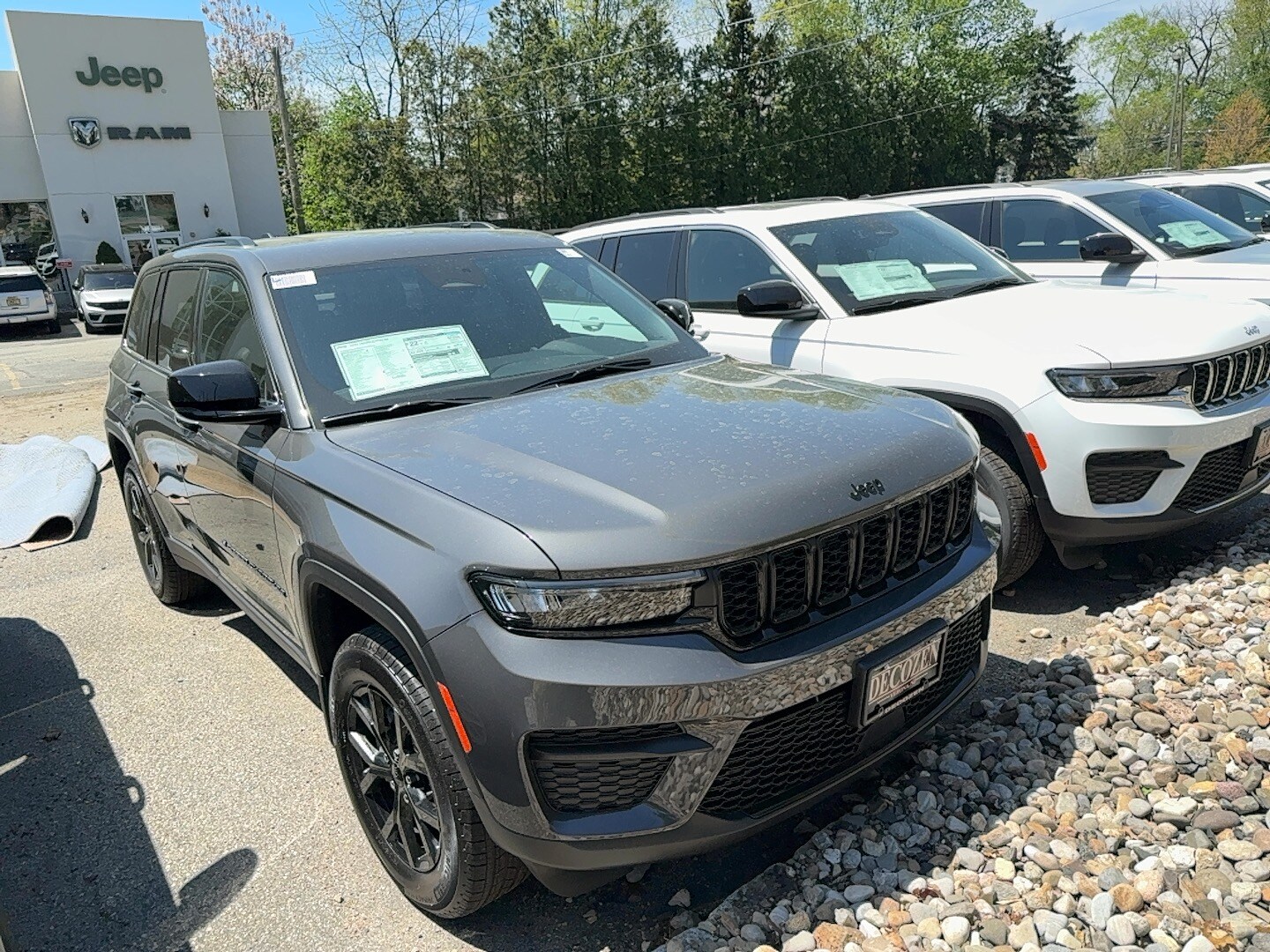 2025 Jeep Grand Cherokee Altitude photo 2