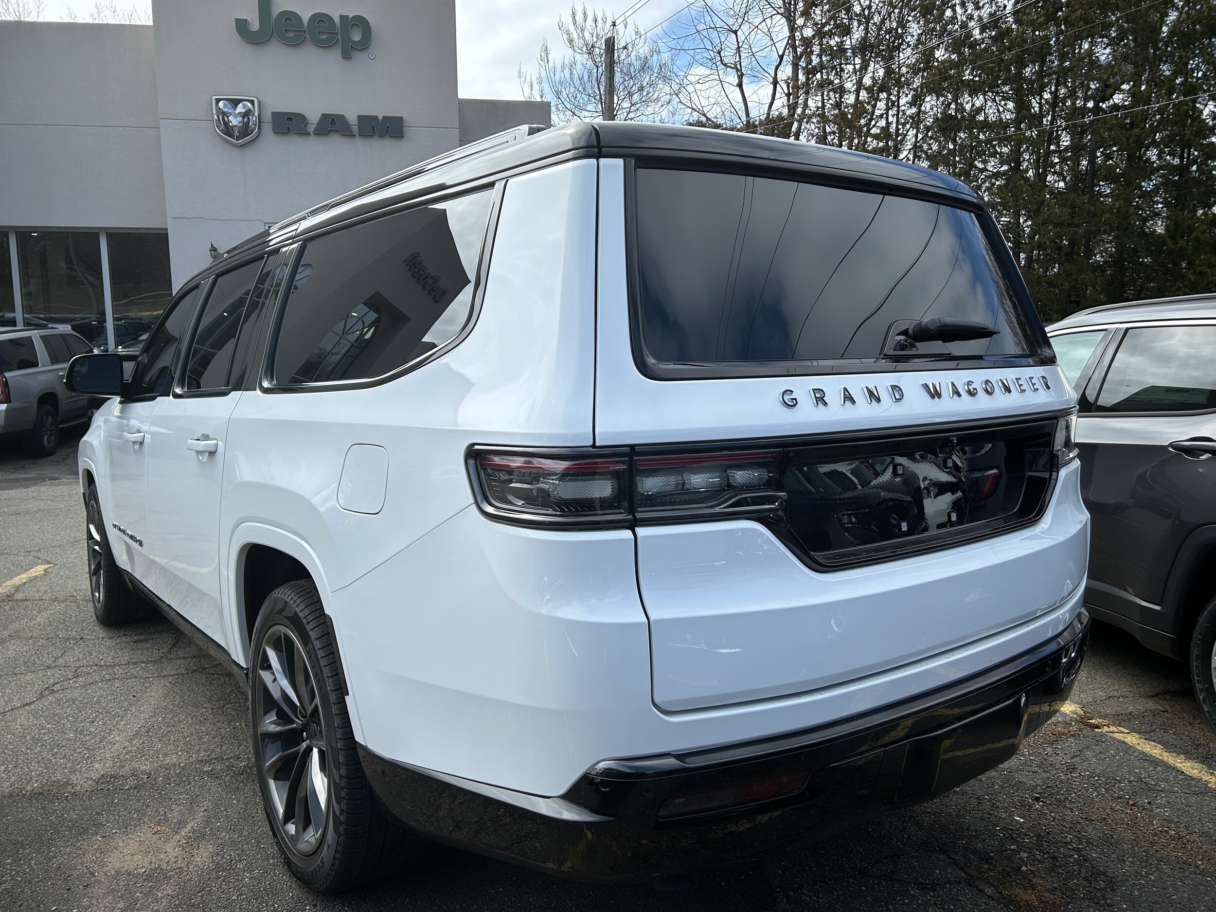 2025 Jeep Grand Wagoneer L photo 4