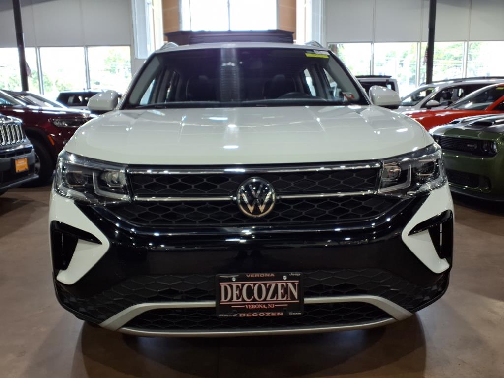 2022 Volkswagen Taos SEL photo 2