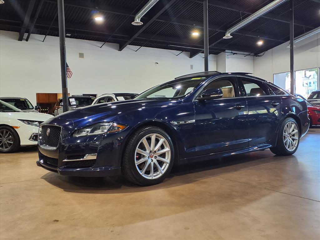 2017 Jaguar XJ R-Sport photo 3