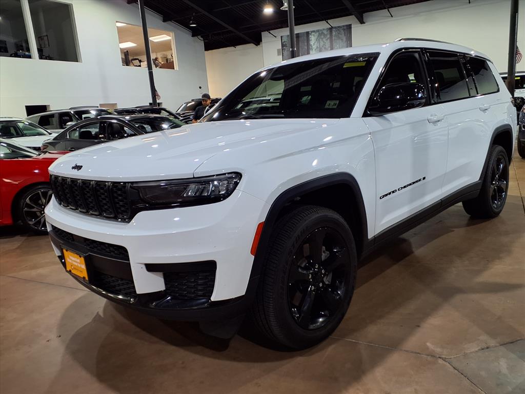 2023 Jeep Grand Cherokee Altitude photo 2