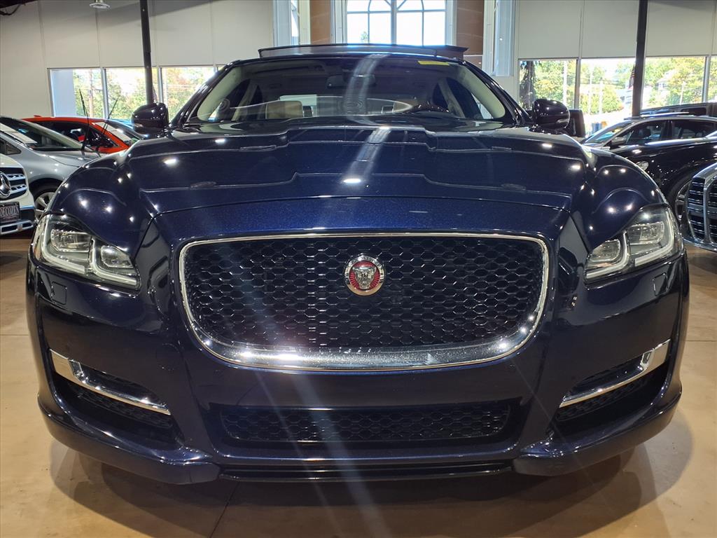 2017 Jaguar XJ R-Sport photo 2