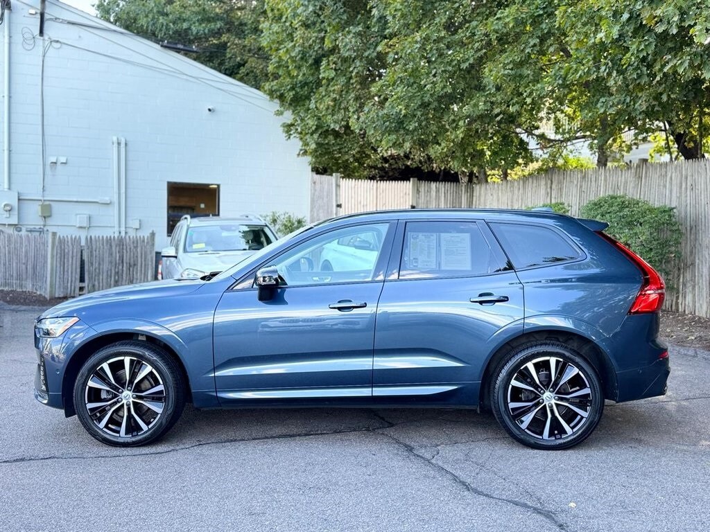 2023 Volvo XC60 B5 Plus photo 2