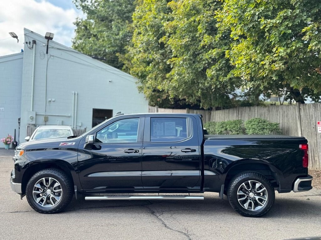 2022 Chevrolet Silverado 1500 LT photo 2