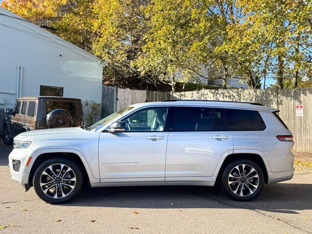 2021 Jeep Grand Cherokee Overland photo 2