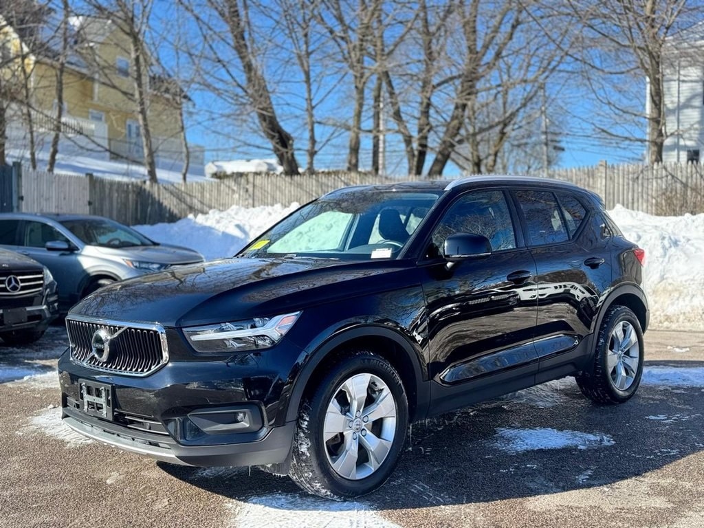 Used 2021 Volvo XC40 Momentum SUV