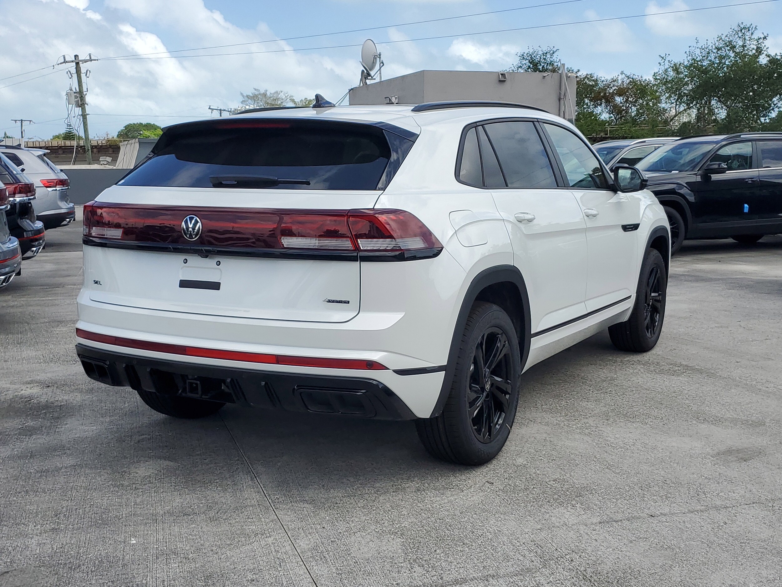 2025 Volkswagen Atlas Cross Sport SEL R-Line photo 3