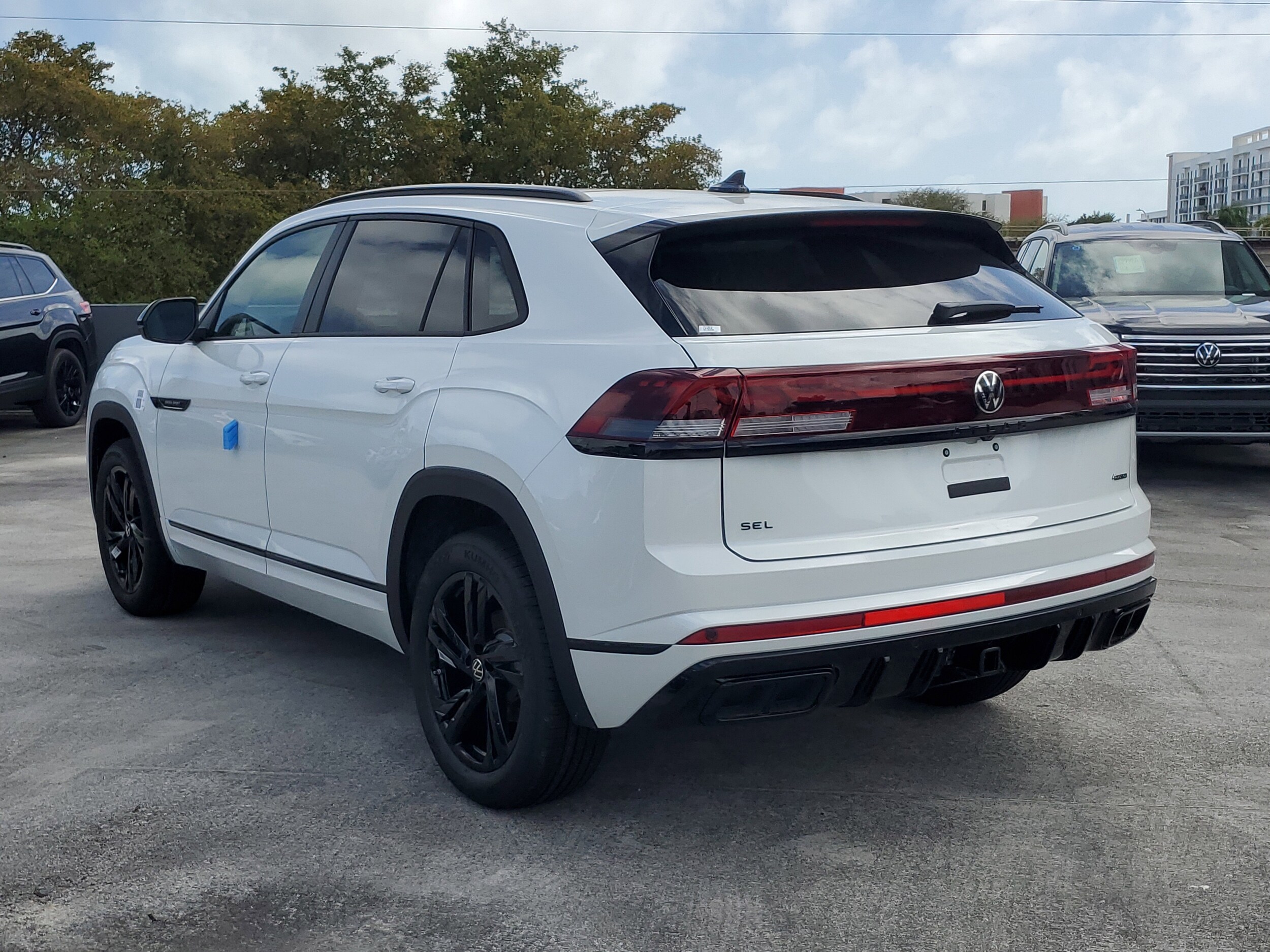 2025 Volkswagen Atlas Cross Sport SEL R-Line photo 2