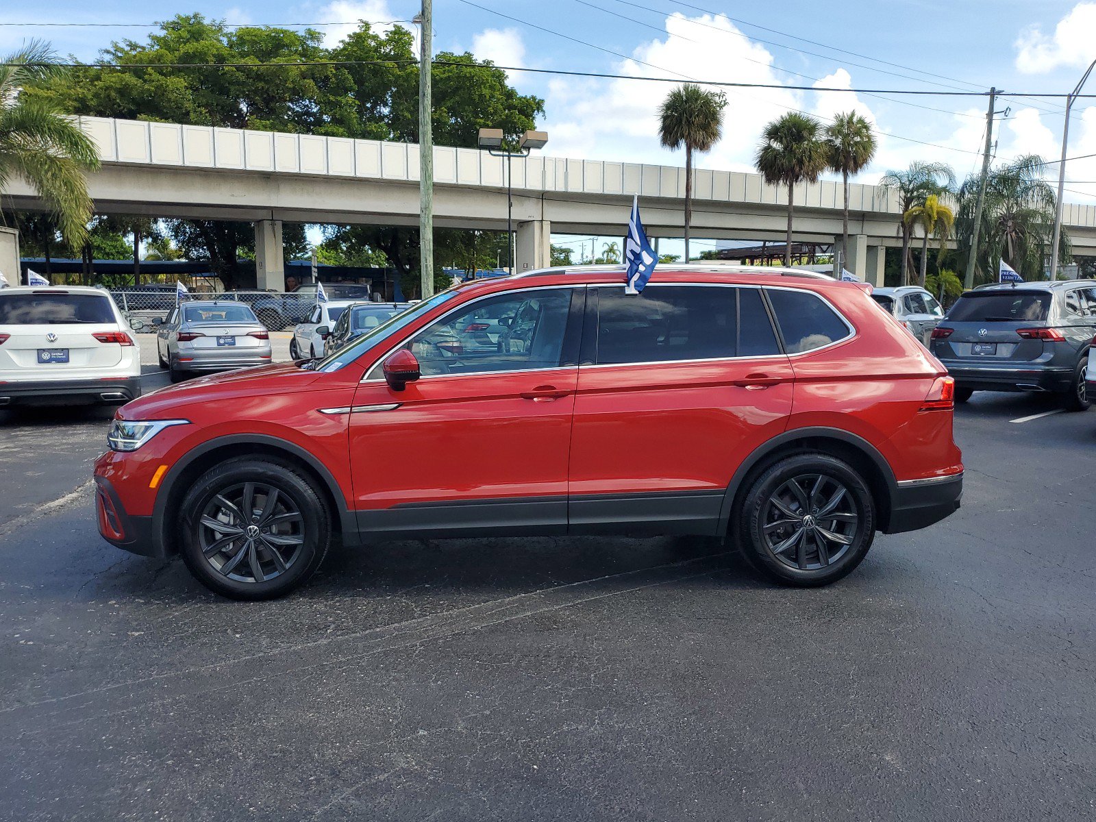 Used 2024 Volkswagen Tiguan SE with VIN 3VVNB7AX5RM061571 for sale in Miami, FL