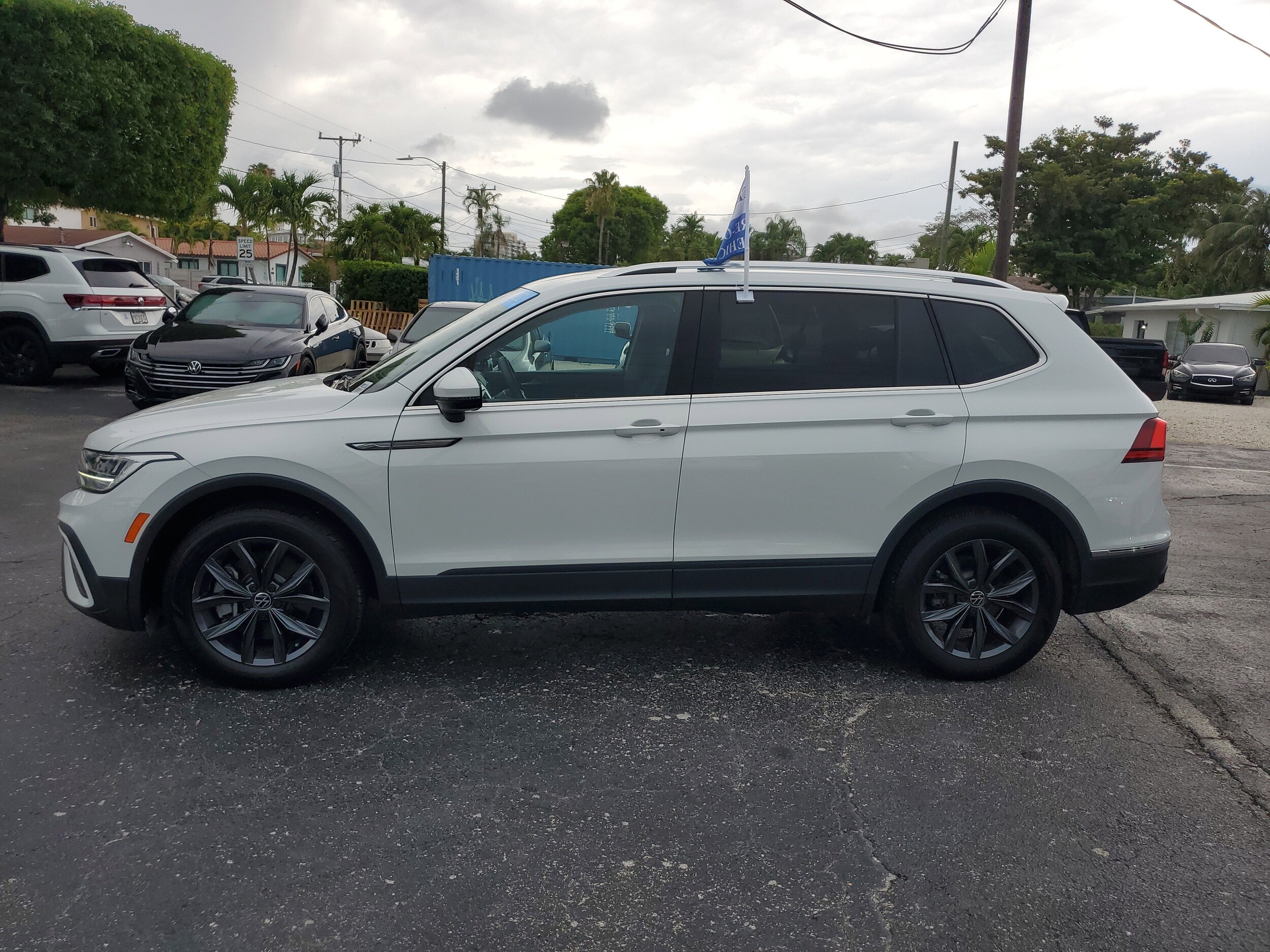 2022 Volkswagen Tiguan SE photo 2
