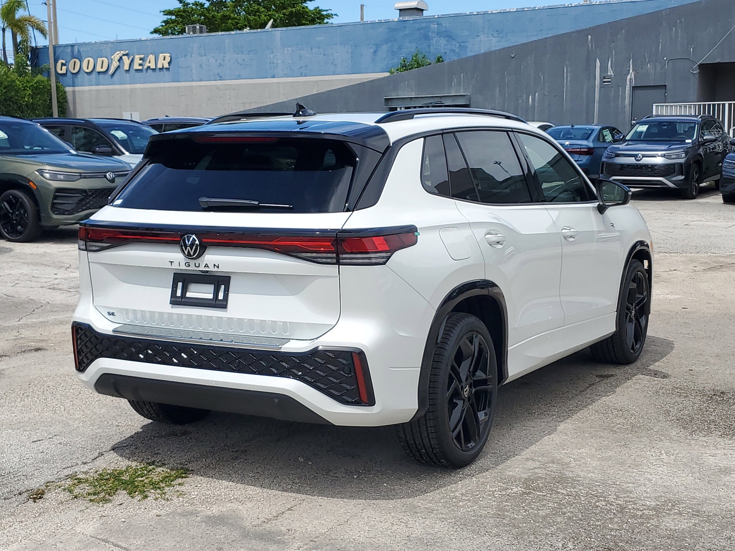 2025 Volkswagen Tiguan SE R-Line Black photo 3