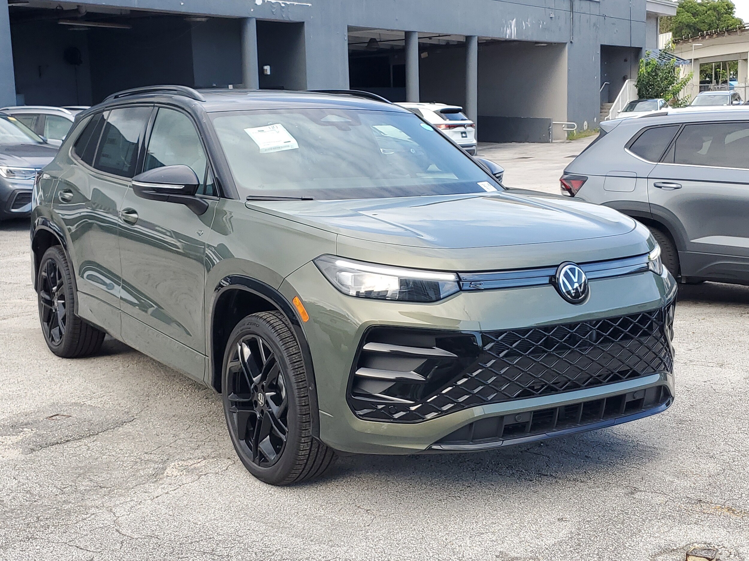 2025 Volkswagen Tiguan SE R-Line Black photo 4