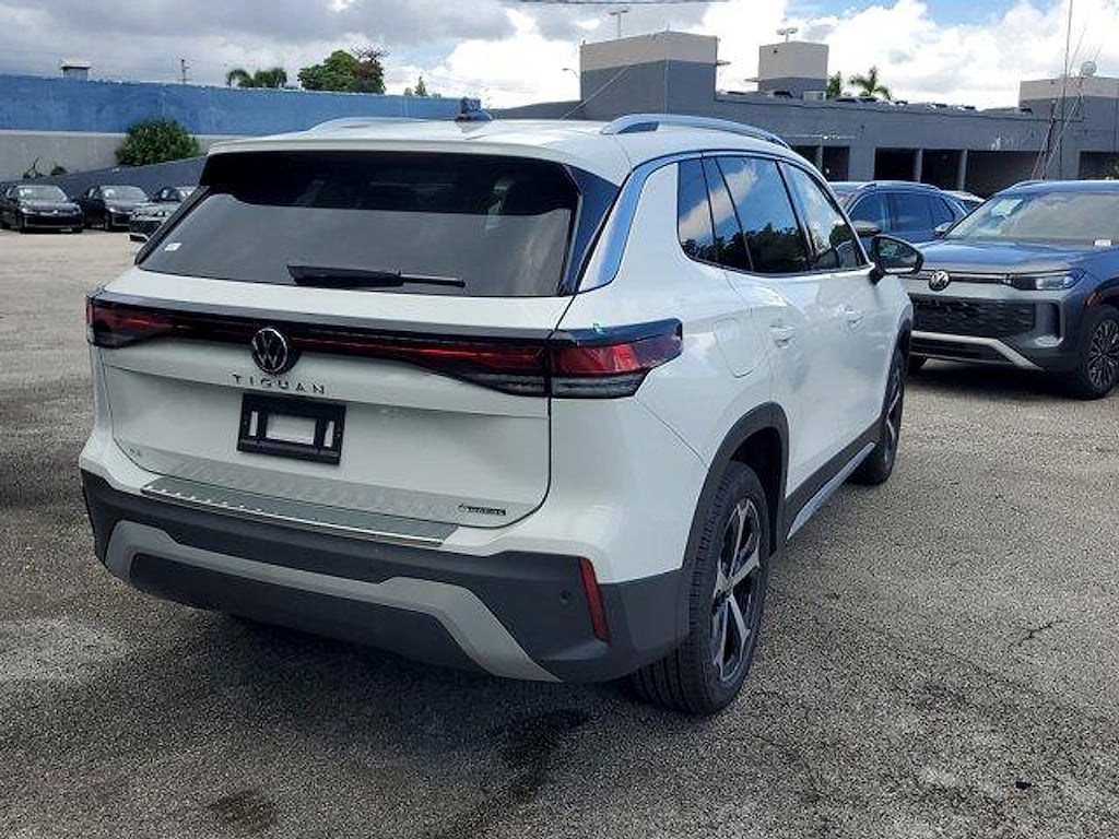 New 2025 Volkswagen Tiguan 2.0T SE SUV