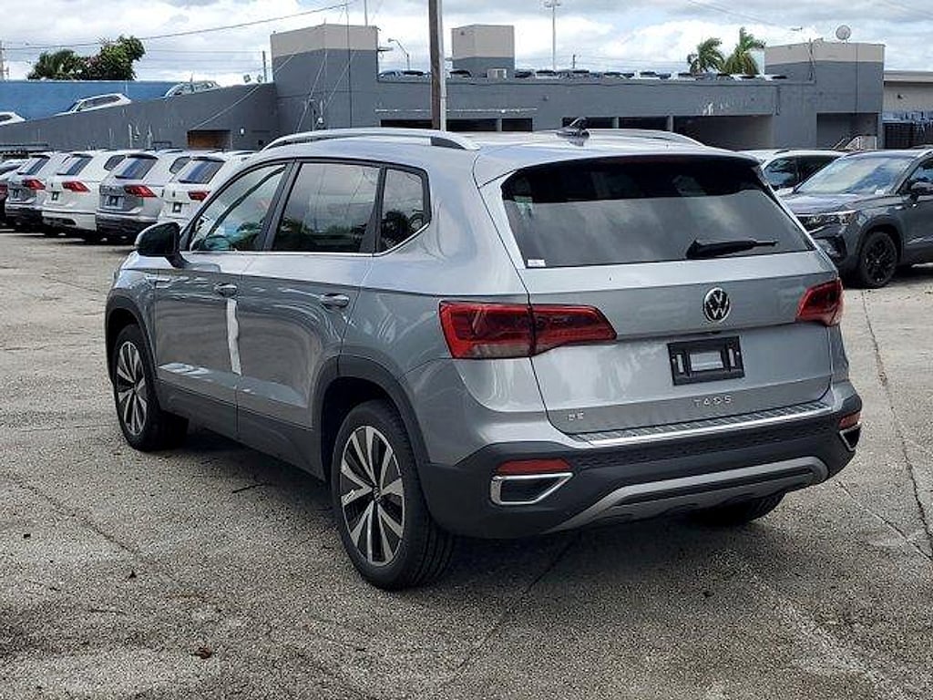 New 2024 Volkswagen Taos 1.5T SE SUV