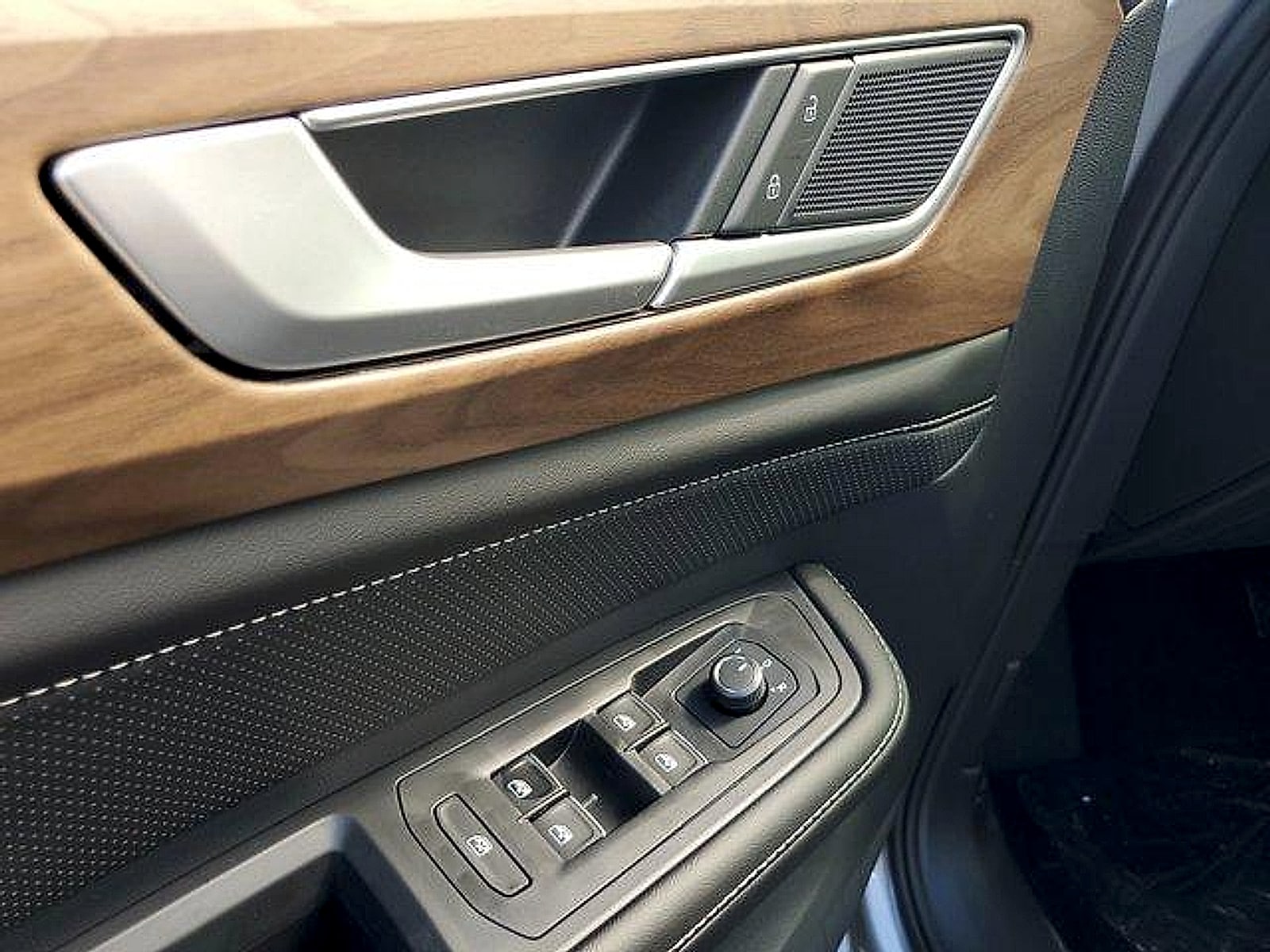 2026 Volkswagen Atlas SE w/Tech - Photo 10