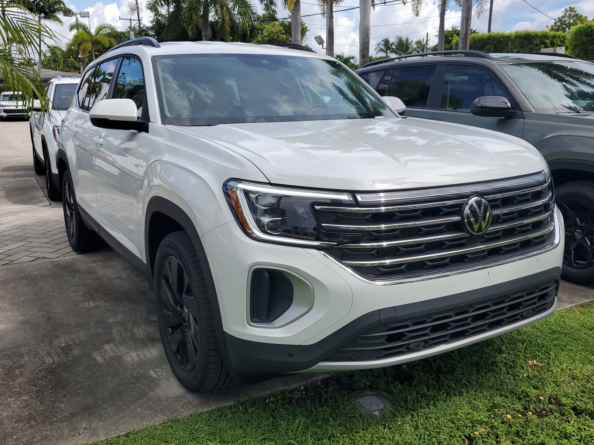 2025 Volkswagen Atlas SE Technology photo 3