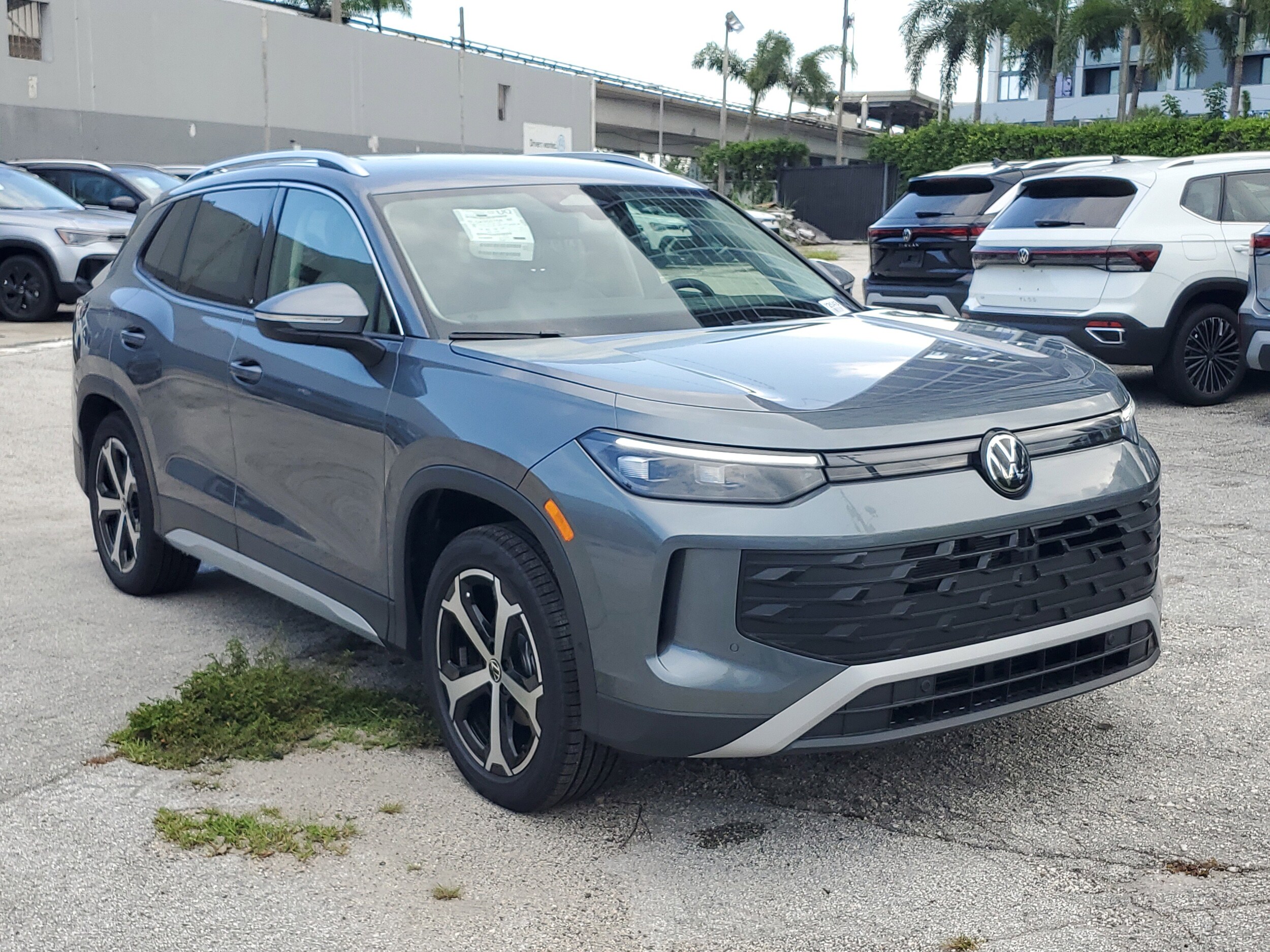 2025 Volkswagen Tiguan SE photo 4