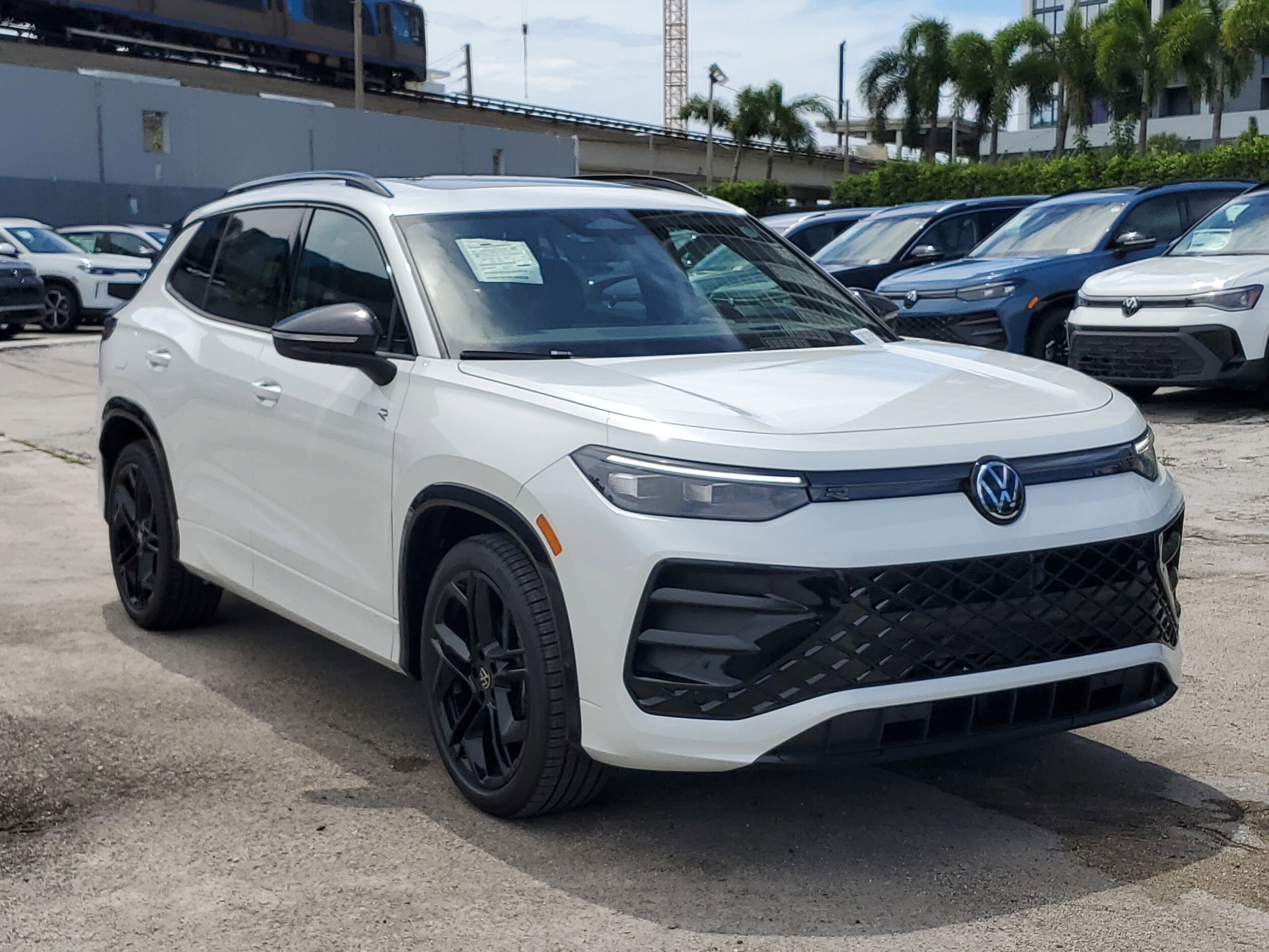 2025 Volkswagen Tiguan SE R-Line Black photo 4