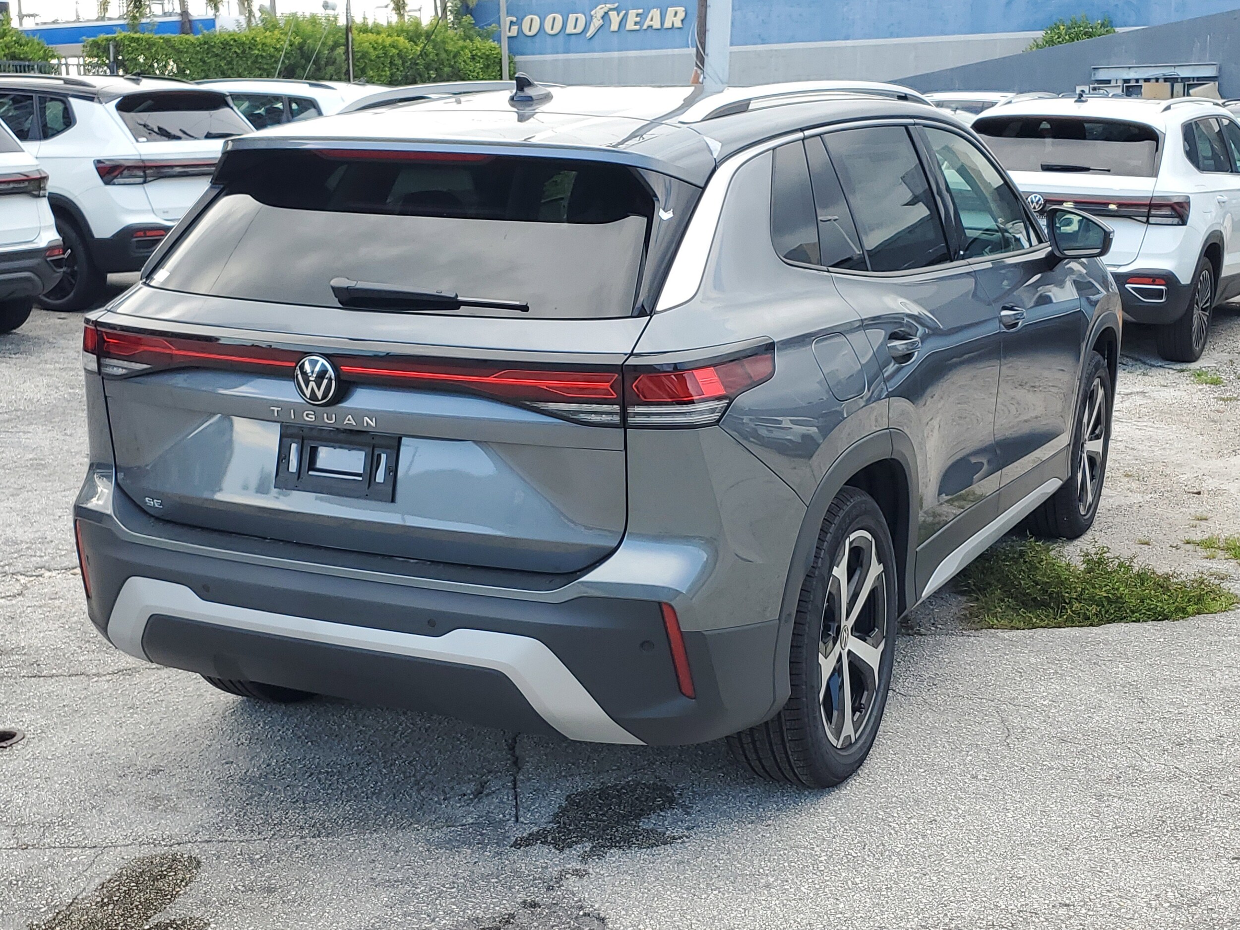 2025 Volkswagen Tiguan SE photo 3