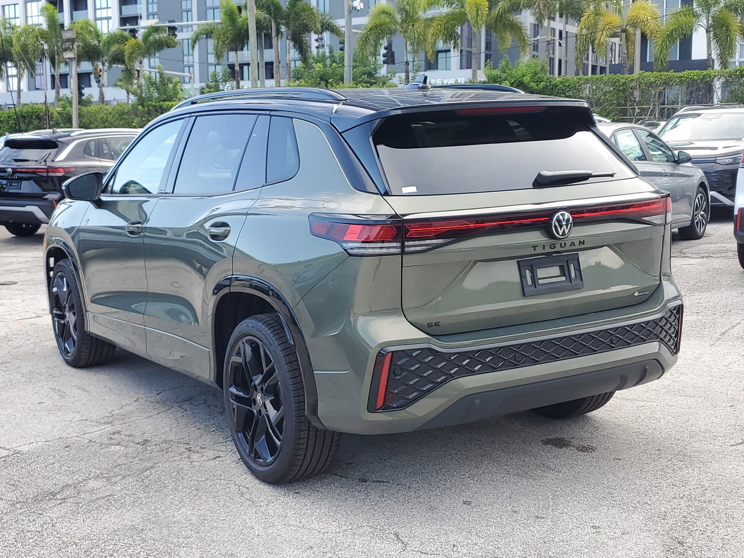 2025 Volkswagen Tiguan SE R-Line Black photo 2