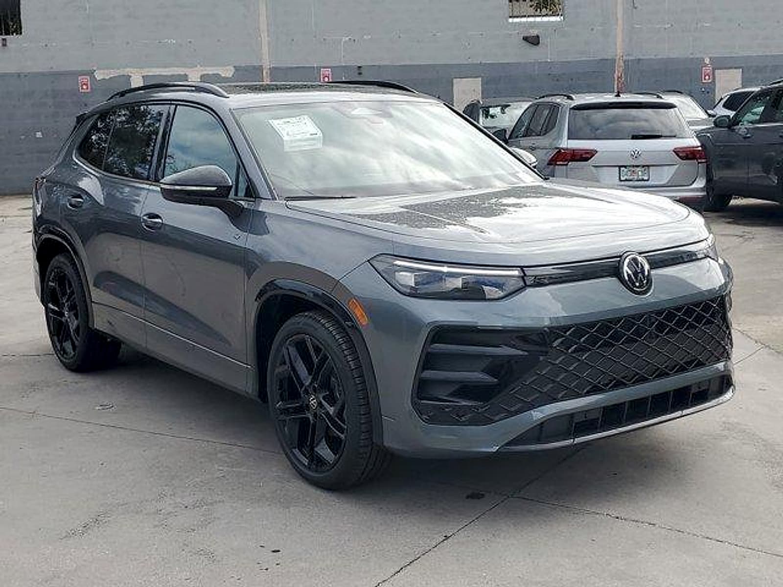 2026 Volkswagen Tiguan SE R-LINE BLACK