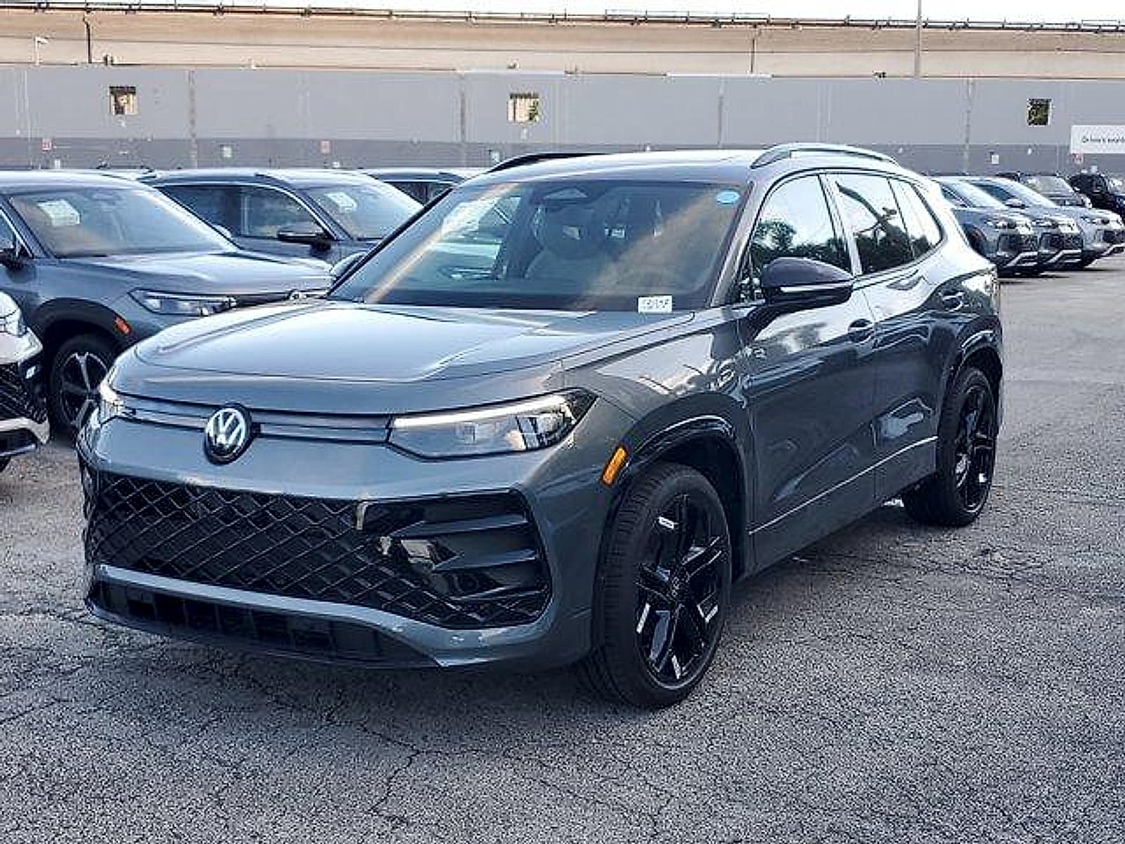 2026 Volkswagen Tiguan SE R-LINE BLACK's photo