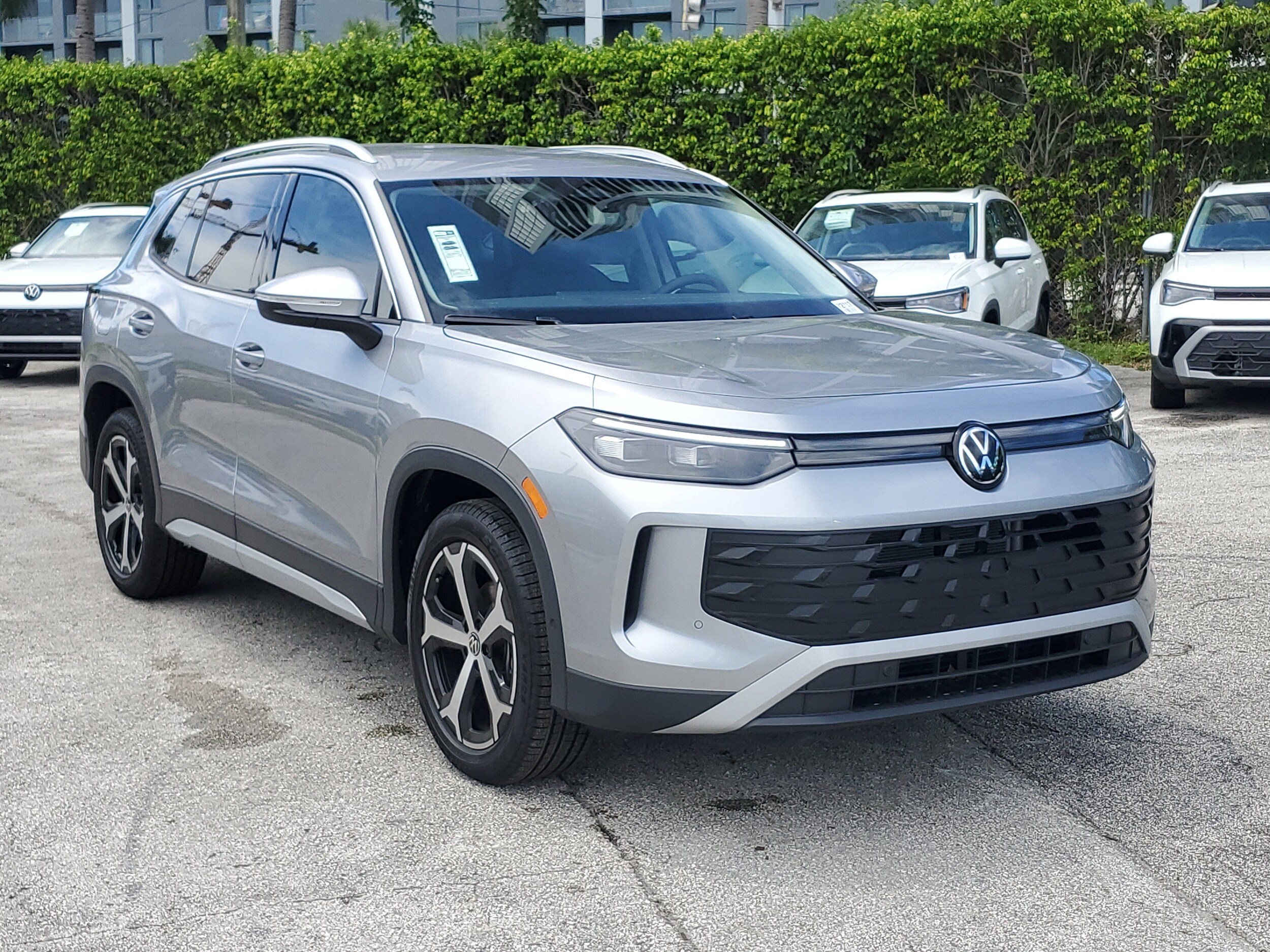 2025 Volkswagen Tiguan SE photo 3