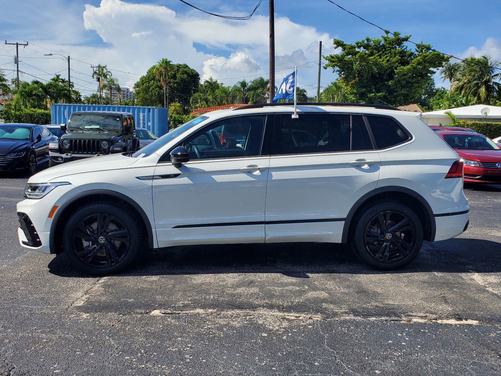 Used 2024 Volkswagen Tiguan SE R-LINE BLACK with VIN 3VVCB7AX0RM064935 for sale in Miami, FL