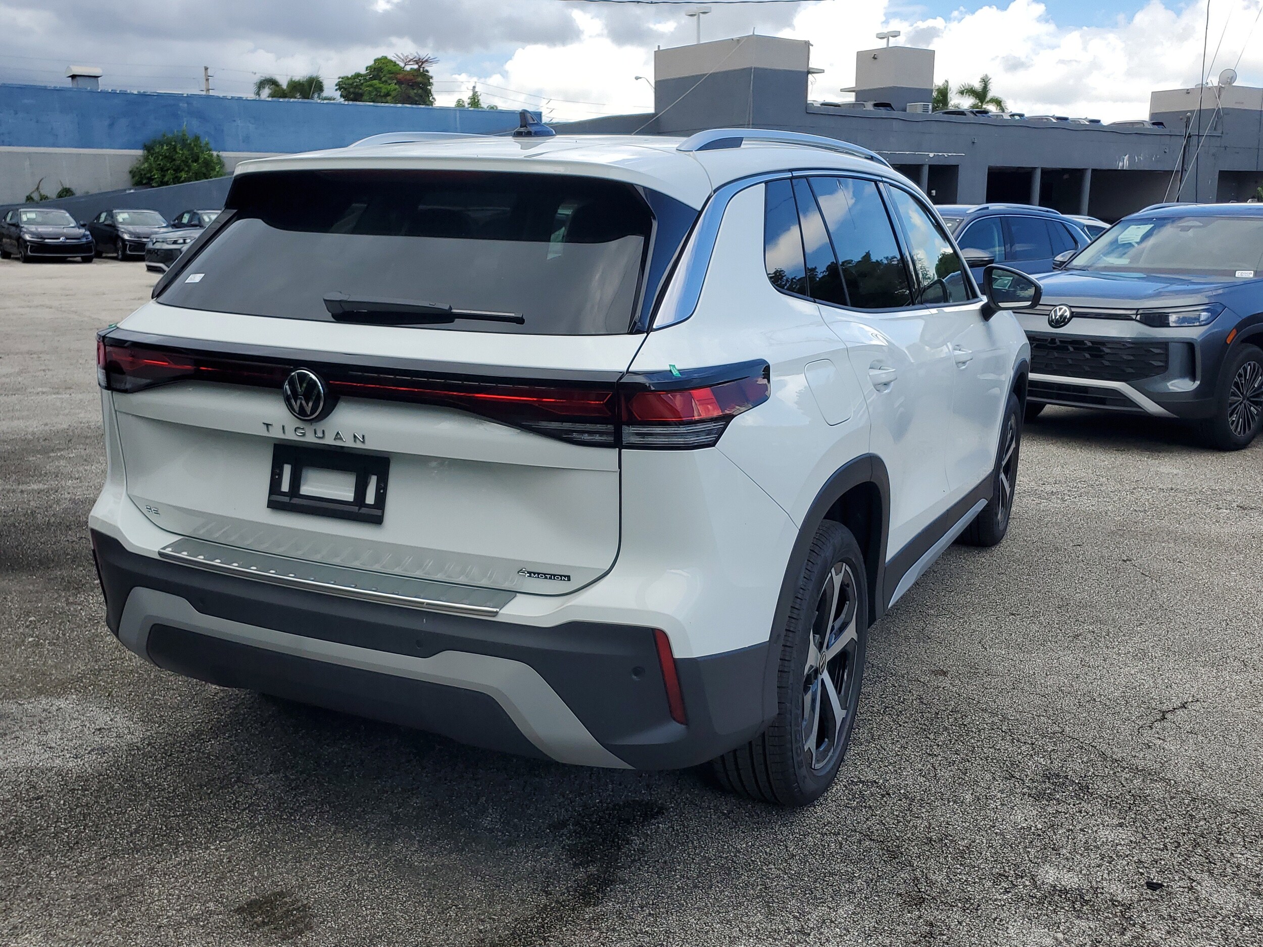 2025 Volkswagen Tiguan SE photo 2