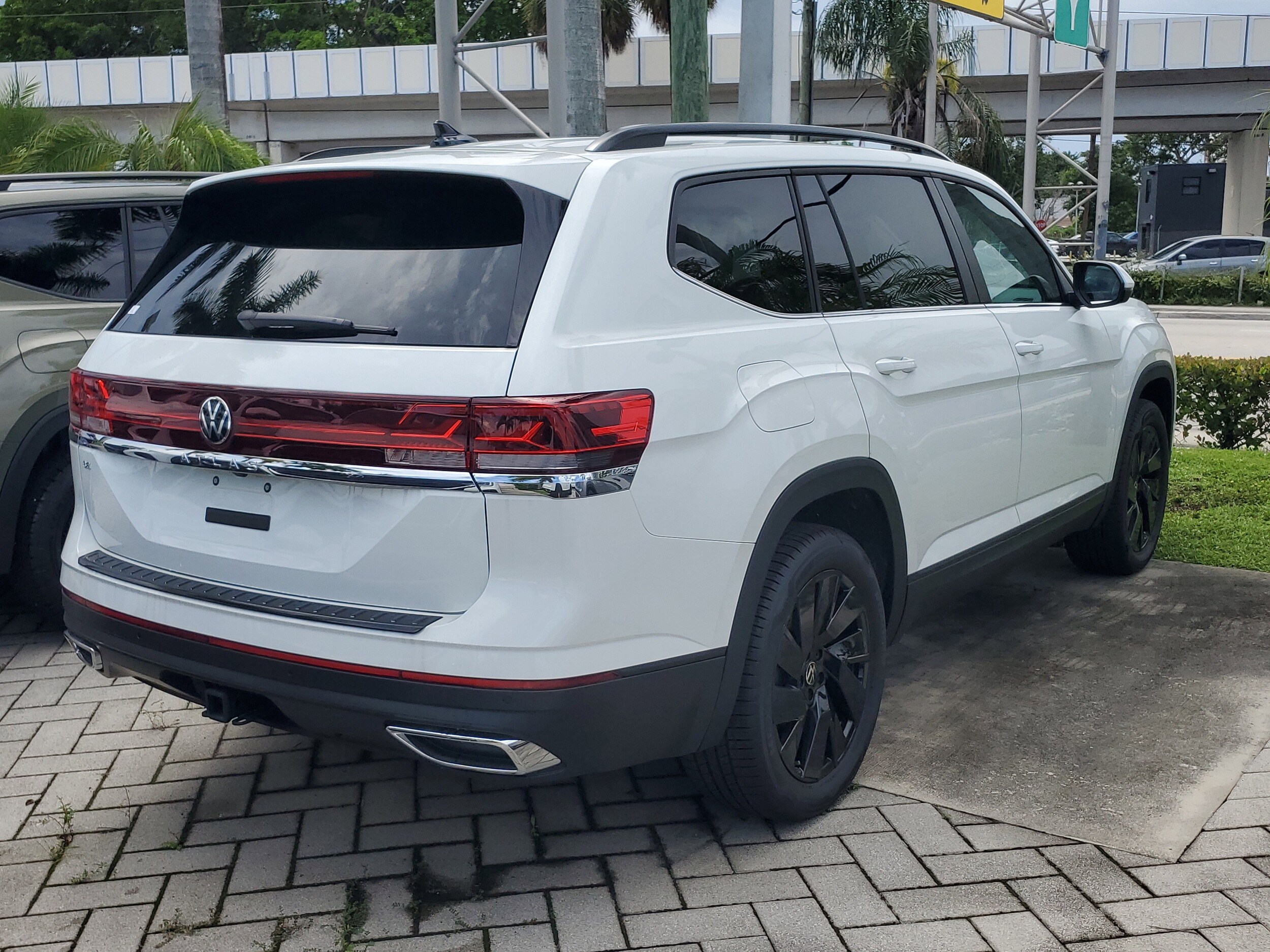 2025 Volkswagen Atlas SE Technology photo 2