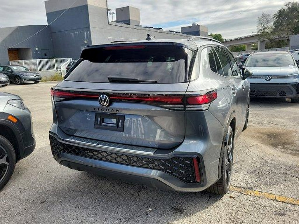 New 2026 Volkswagen Tiguan 2.0T SE SUV