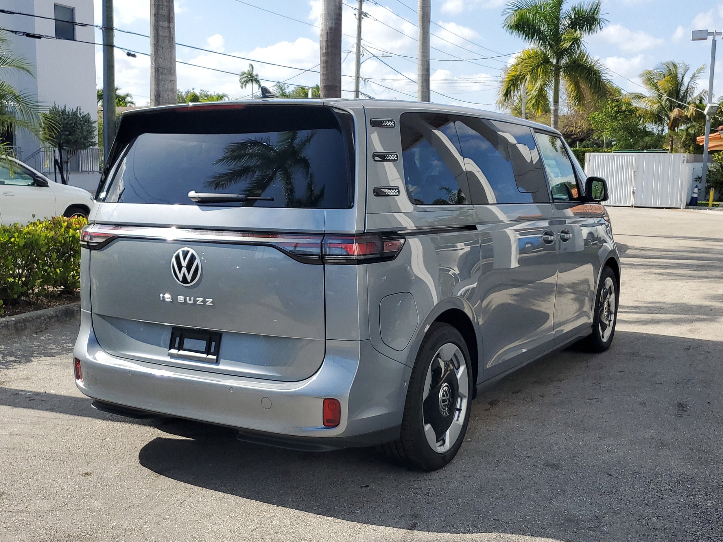 2025 Volkswagen ID. Buzz Pro S photo 3