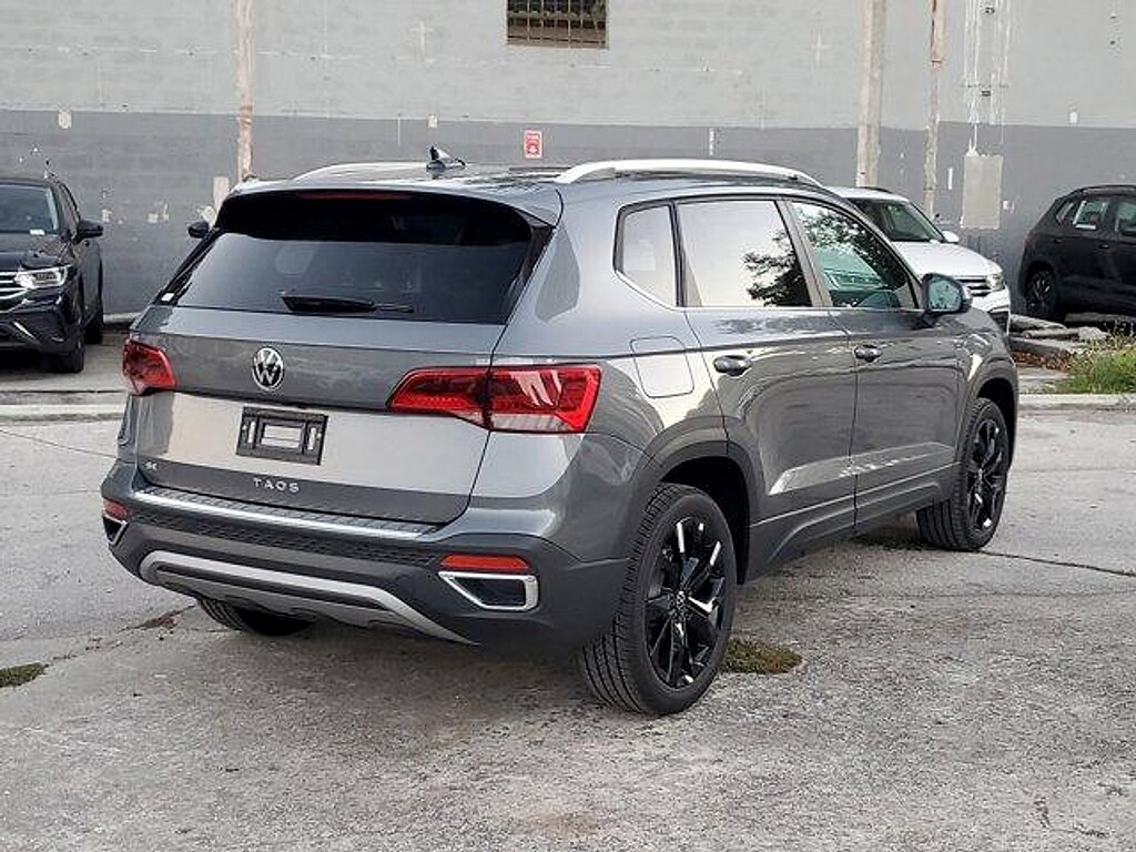 New 2024 Volkswagen Taos 1.5T SE SUV