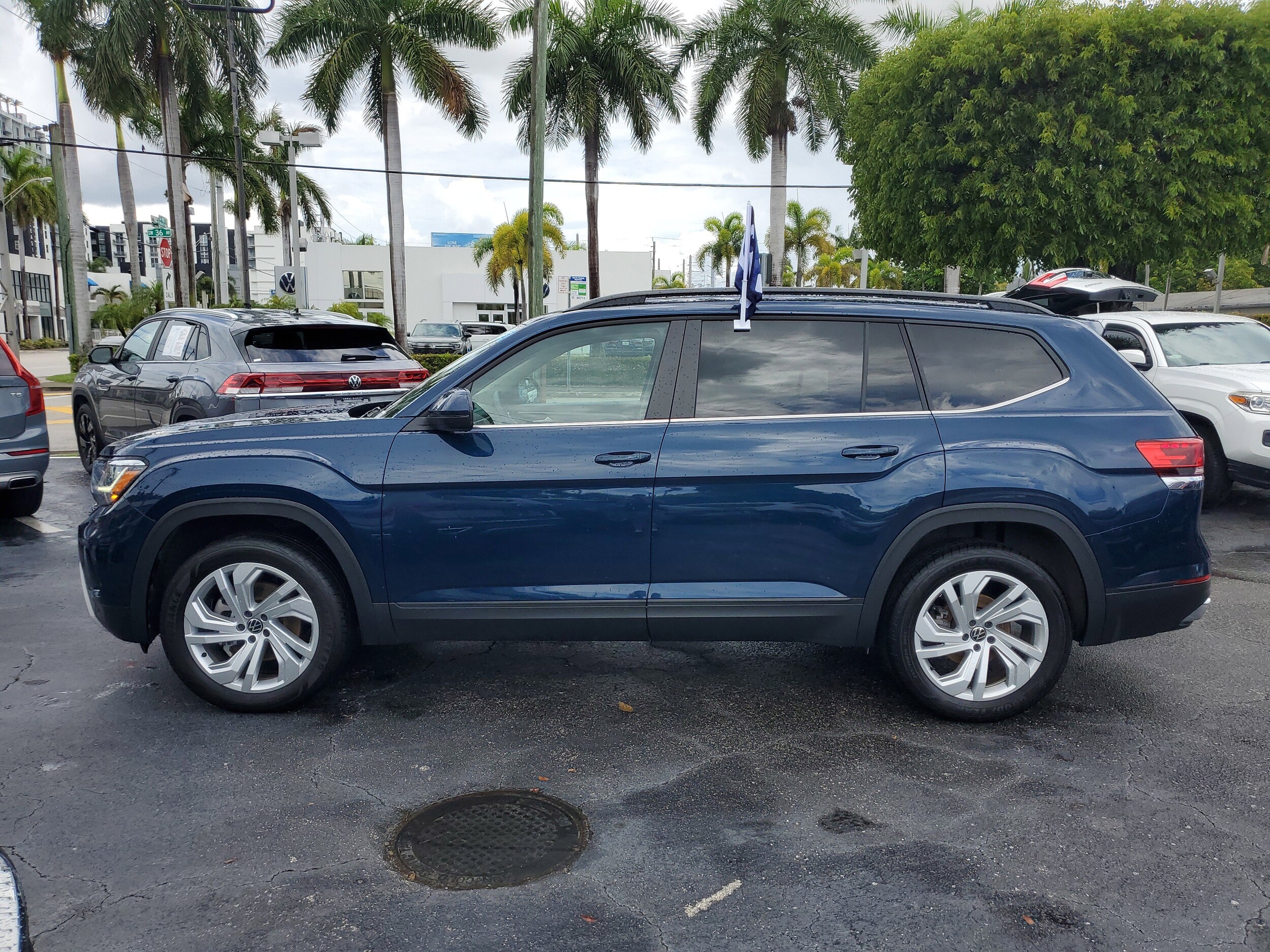 2023 Volkswagen Atlas SE Technology photo 2